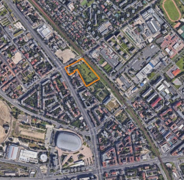 ) beépítési lehetősége, melyet a jelent tervezés során is figyelembe veszünk. Az építészeti tervek elkészítésével a tulajdonos a RAS-Design Kft.-t bízta meg.