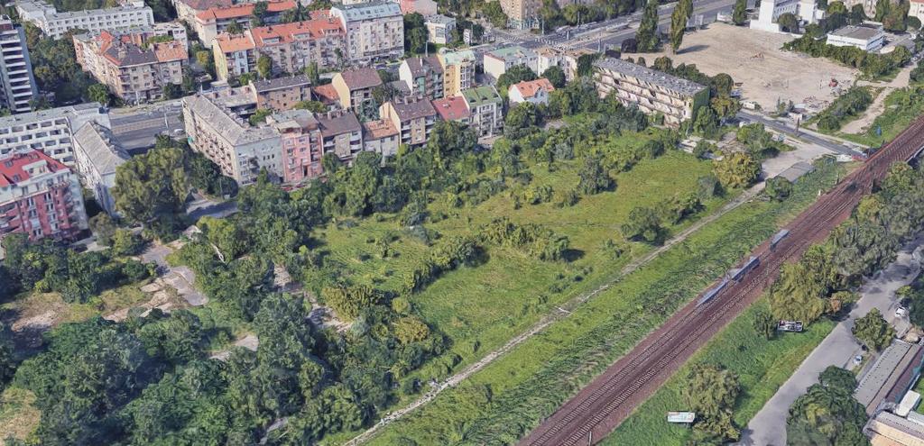 A területtől keletre van a Budapest-Cegléd-Szolnok vasútvonal (100a vonal) és Budapest Lajosmizse Kecskemét-vasútvonal (142-es vonal) közös városi szakasza. A vasútvonal a környezetéhez képes kb.