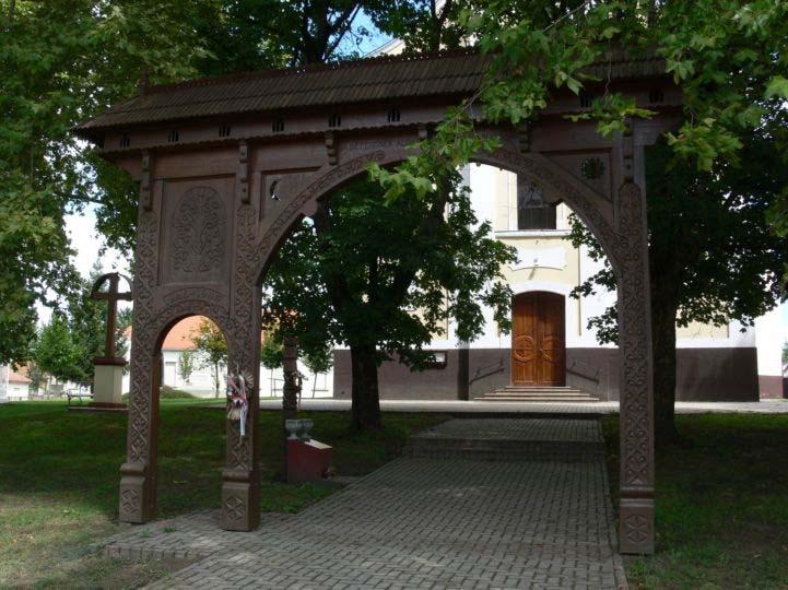 10 Örökségünk Homlokzata kétszintes, a középen levő bejárati kapu fölött szegmentíves zárású ablak nyílik, mellette kétoldalt a széleken egy-egy félköríves zárású szoborfülke, bennük Szent János és