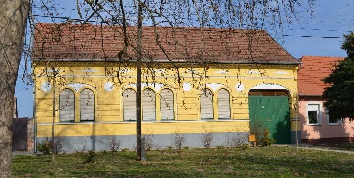 Az épületek többnyire cseréppel fedett, L alakú lakóépületek, illetve