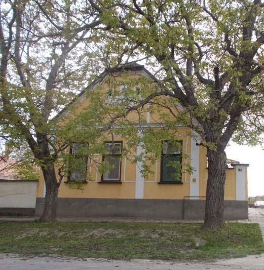 Jellemzően utcára merőleges gerincű