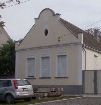 ajtó található, a timpanonban füstlyukak és sok