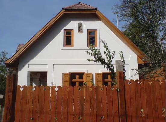 Mai példák 37 MAI PÉLDÁK Régi, népi építészeti karaktert hordozó épületek felújítása.