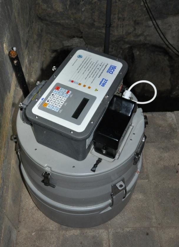 8. ábra Az általunk használt Teledyne ISCO gyártmányú, 3700-as típusú automatikusan mintázó hordozható vízmintavevő (fotó: a szerző saját készítése) Maga a mintavételezés egy Teledyne ISCO