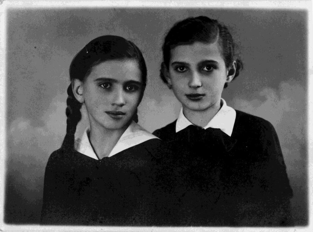 12 Klári és Kató Kőszeg 1941 43 között Czégényi Klára és nővére, Kató Ez a