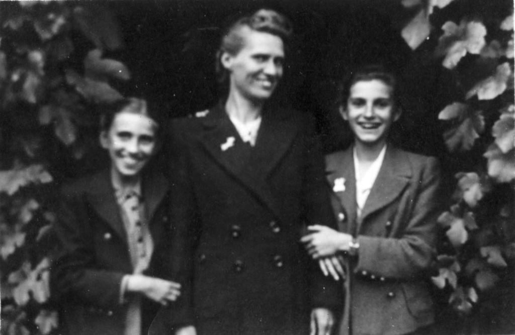 13 Anya a lányokkal Kőszeg 1945 után Czégényi Klára, édesanyja, Lotti és Kató Klári édesanyja a két lányával.