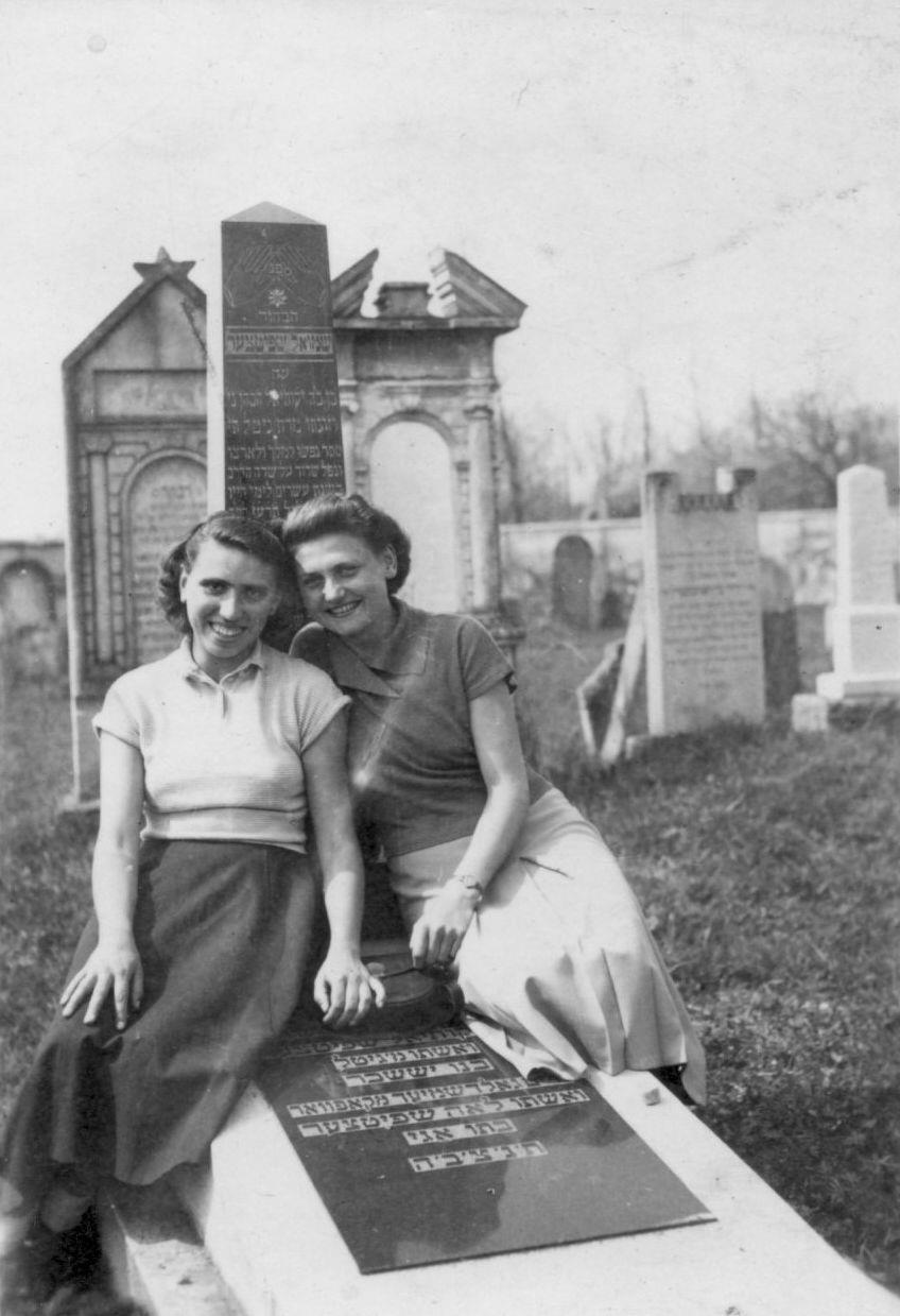 14 Klári és Vali Beled 1952 húsvét Czégényi Klára és Saródy Valéria Itt Klári és a legjobb barátnője, a későbbi Fabiny Tiborné Vali. Együtt jártak Kőszegen gimnáziumba, onnan van a barátság.