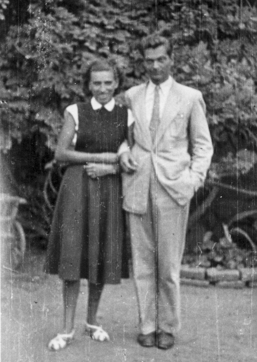 15 Ketten n.a. 1955 körül Czégényi Klára és Ezen a képen ketten vagyunk, valamikor az esküvőnk előtt. Már nem tudjuk felidézni, hogy hol készülhetett, még az is lehet, hogy kirándultunk valahol.
