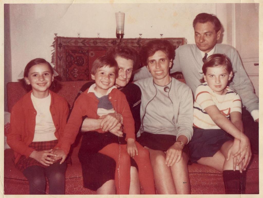 16 Családi fotó Pilis 1966. körül Ez egy családi kép Pilisről, még a gyerekek kiskorából. Balról jobbra Márti, Klári ő volt akkor a legkisebb, Lotti néni, Klári édesanyja, Klári, Kati és én.