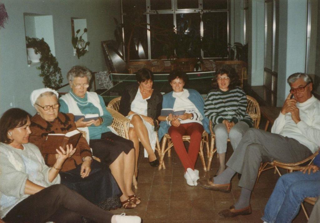 19 Kulcsfigura: Diakóniai konferencián Gyenesdiás 1970-es évek Egy diakóniai konferencián készült ez a fotó Gyenesdiáson, az evangélikus Kapernaumban. A házat dr.