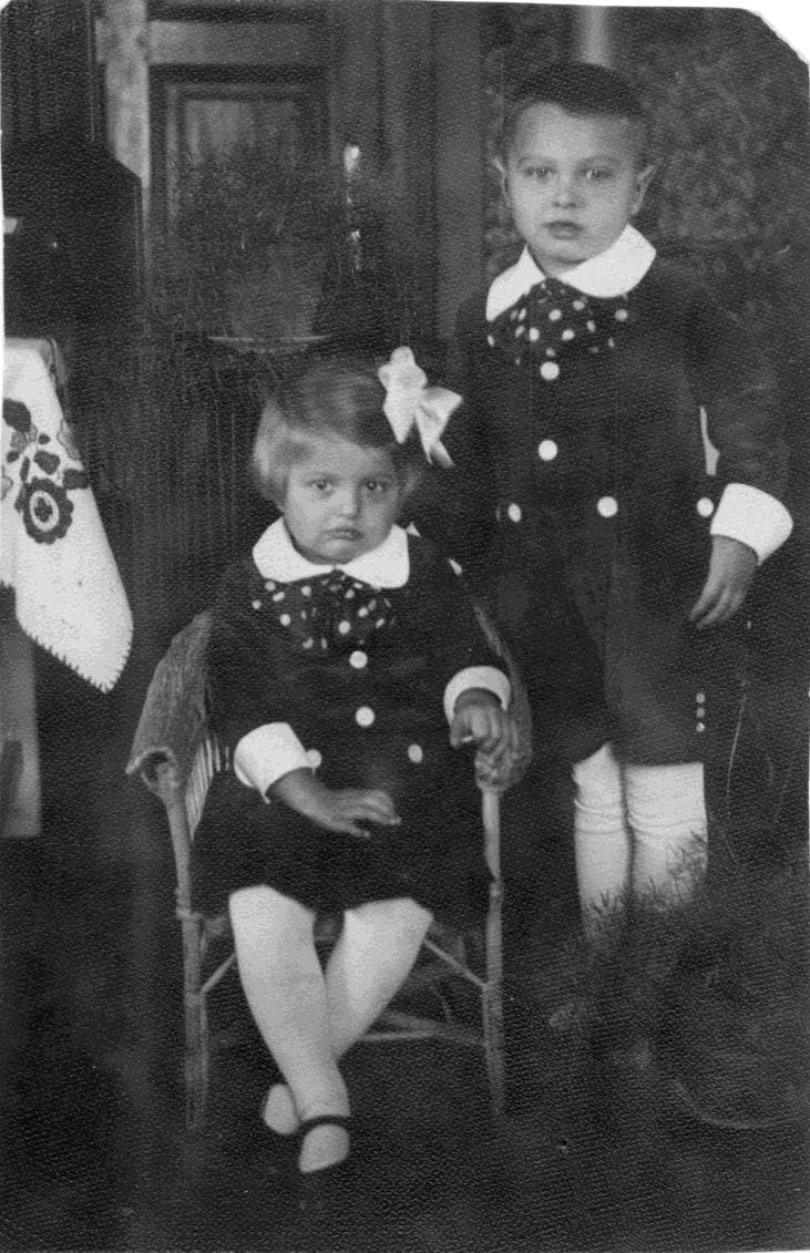 2 Testvérek ( Burkus és Csitri ) Pilis 1932 karácsonya és Keveházi Márta Ezen a húgommal vagyunk.