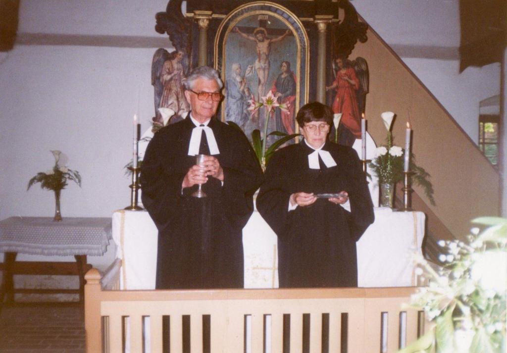 21 Közös szolgálat Nemescsó 1990-es évek legvége és felesége Ez a fotó egy közös szolgálatunkat örökítette meg a nemescsói templomban. Nagyon szerettük ezt a helyet és a gyülekezetet is.