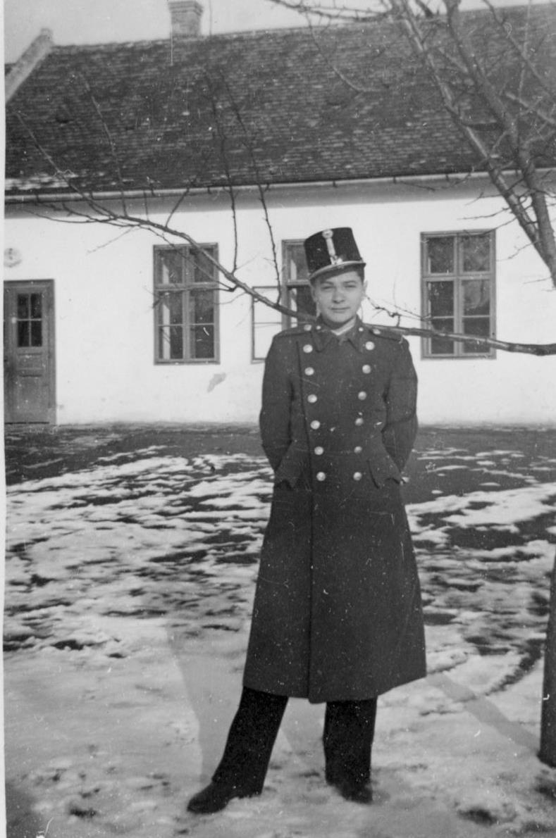 3 Hadapród Tótkomlós 1943. 01. 02. A kép hátulján a következő felirat olvasható: Nagyszüleimnek kézcsókkal: Laci, 43. január 2.