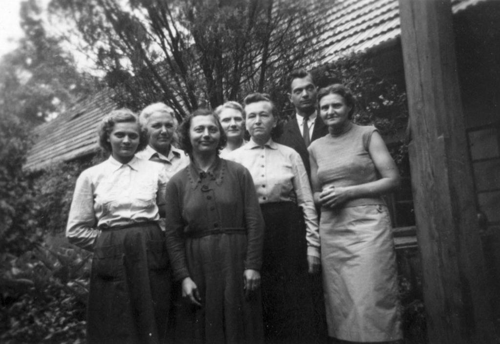 6 Békéscsabai ifjúsági kör Békéscsaba 1955. Kulcsfigura: (hátul) A Teológiáról kikerülve esperesi segédlelkész lettem Békéscsabán. Nagyon szerettem itt lenni.