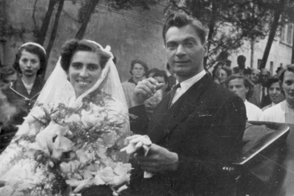 9 Esküvői konflisban Kőszeg 1956. augusztus 12., Czégényi Klára Ez a kép a templomi szertartás után készült, itt már a konflisban ülünk.