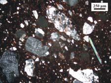 összetételű kisfokú metamorf kőzet- és ásványtörmelékek