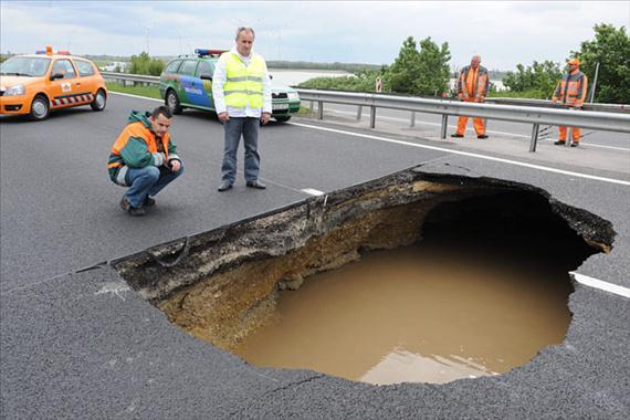 sebesség tartható, 10-15 cm-nél magasabb víz esetén a forgalom leáll. A huzamosabb ideig elárasztott utak teherbírása csökken, a víz egyes esetekben alámoshatja az utat.