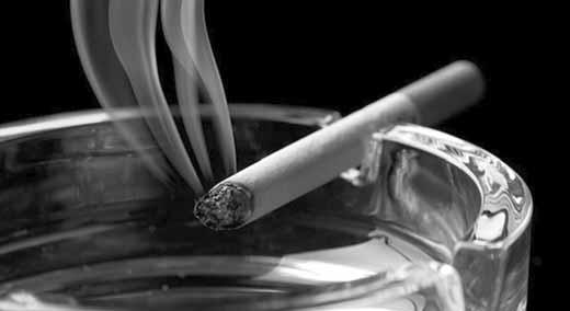 14 Szovátai Hírmondó, 142. szám 2016. február zsörte Kitiltották a dohányzást a zárt nyilvános helyekről Hamvadó cigarettavég, ül a hamutálcán, s csendben végigég.