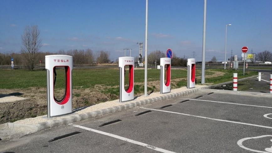 GYŐRFI ANDRÁS: Az e-mobilitás biztonsági kérdései Villámgyors töltés egyenárammal A Mode 4 megoldás, amikor az akkumulátort ún. villámtöltőkkel töltik.