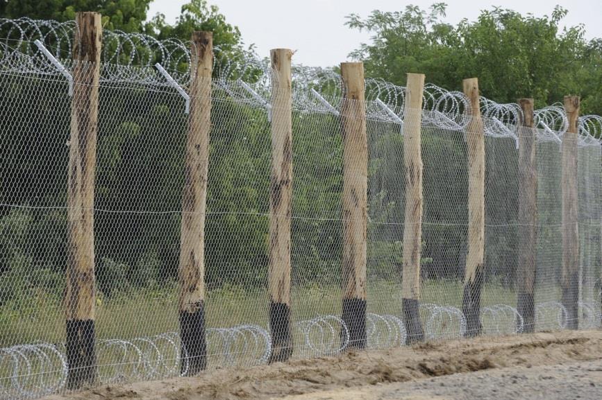 BAKOS TAMÁS: A mozgásakadályozó tevékenység hatása az illegális migráció útvonalainak változásaira szolgálják a járőrök és karbantartó alegységek gyors mozgását.