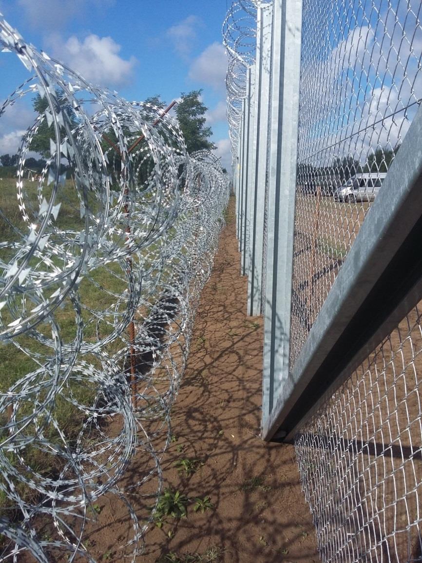 BAKOS TAMÁS: A mozgásakadályozó tevékenység hatása az illegális migráció útvonalainak változásaira Végül két fő részből álló drótakadály mellett döntött a vezetés, melynek külső oldalán egy