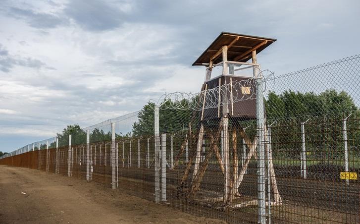BAKOS TAMÁS: A mozgásakadályozó tevékenység hatása az illegális migráció útvonalainak változásaira Számottevő csökkenést a 2017. évi XX.