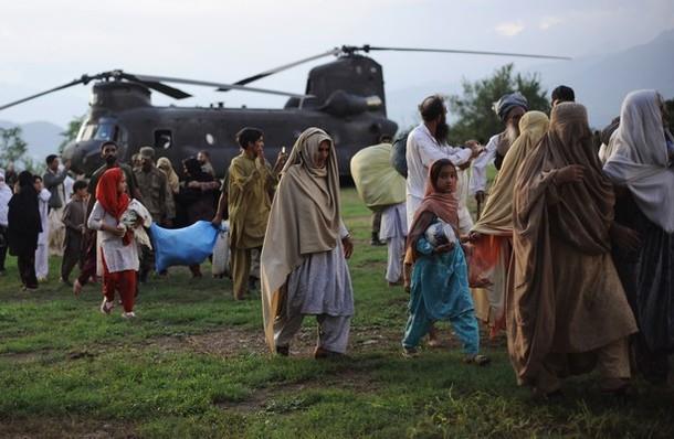 NOVÁKY MÓNIKA: Disaster Management within the European Union, UN and NATO Picture 2 - NATO helicopter rescues the victims of the Pakistan flood in August 2010 20 [30] Picture 3 NATO soldiers guard