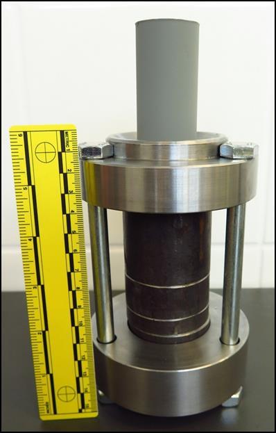 PLASZTIKUS ROBBANÓANYAGBÓL KÉSZÍTETT TÖLTETEK A vizsgálathoz felhasznált plasztikus robbanóanyag a SEMTEX 1A volt, mely 76% nitropentát és ~4% hexogént tartalmaz.
