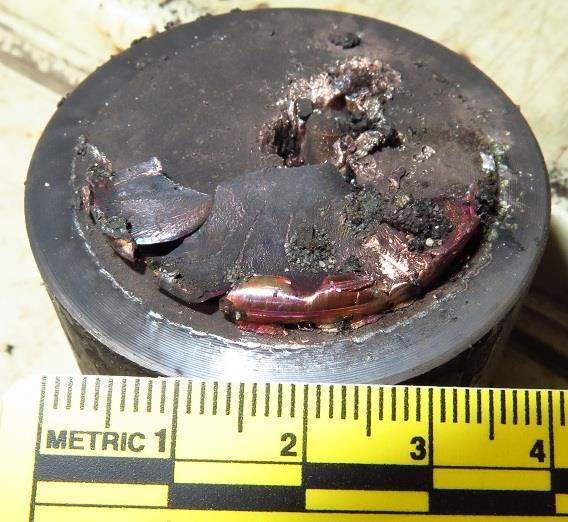 ábra: Az 50mm korong belépő nyílása (jobb) és a 20mm korongon a jet nyoma (bal) A második robbantás ugyanezzel a beállítással történt, azonban ott meglepő eredmény történt. 12.