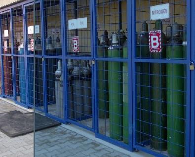 CÍMER ZSOLT, KIRÁLY LAJOS: Ipari gázpalackok szállítása, tárolása, kezelése, robbanásbiztonság- technikai elemzés Fenti összefüggések alapján a zóna méretei: - A kibocsátó forrástól lefelé: 0,6 m, -