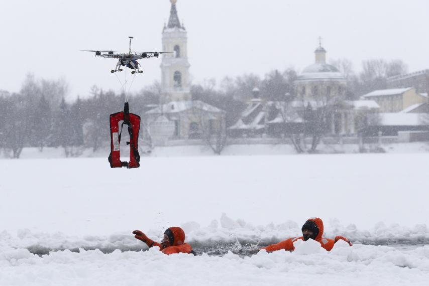 This may be due to the low water depth, the strong drift or the dense water vegetation. Promising attempts are being made in the area of water rescue with the delivery of the rescue equipment - e.g. life jackets, rescue hammers, life rafts - to the persons in trouble.