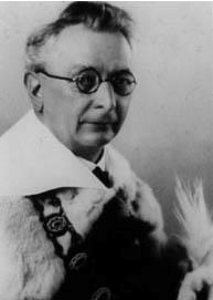 3.2. Tankó Béla művészeti elvei 3.2.1. Életútja és egyetemi karrierje Id. (Illyefalvi) Tankó Béla (1876-1946) 162 (ld. 1. kép) borbereki (Erdély) lelkészcsaládból származott.