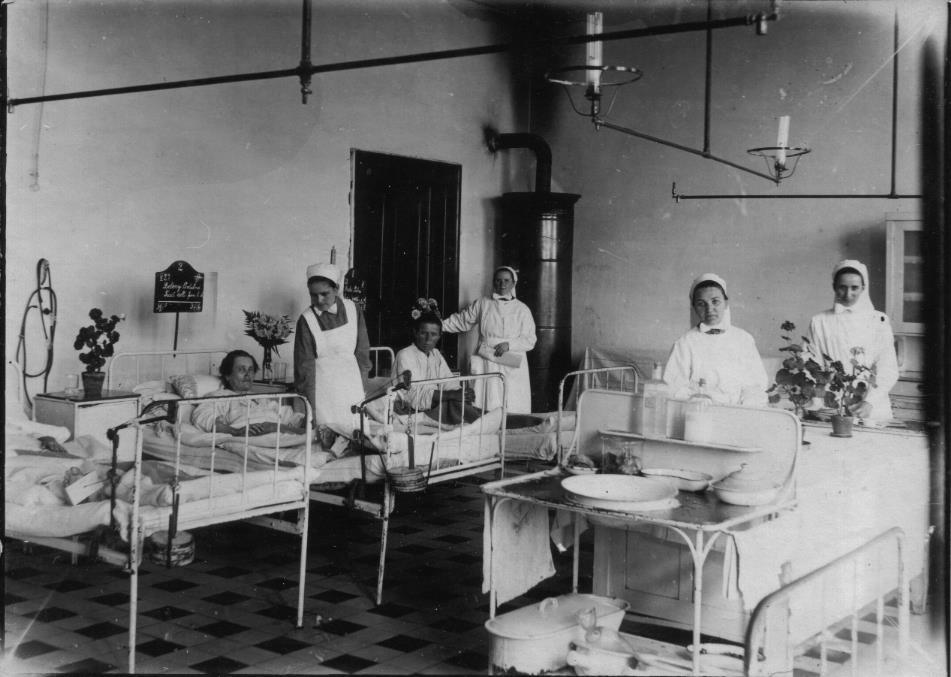 3 A fénykép készítésének helye: A fénykép készítésének éve: Diakonisszák kórházi szolgálata Budapest, Margit kórház 1930-as vagy 1940-es évek Ez a kép a Szent Margit Kórházban készült, ahol 1944-ig