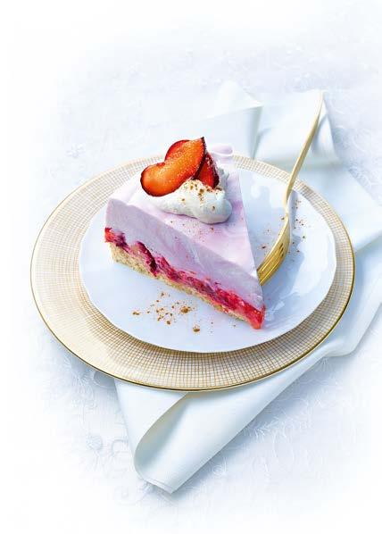 Szilvás-fahéjas torta A tésztához: 2 tojásfehérje 2 ek meleg víz 80 g cukor 80 g liszt 50 g őrölt mogyoróbél 1 tk sütőpor 1 késhegynyi fahéj A töltelékhez: 900 g szilva ½ rúd fahéj 200 g cukor 200 ml