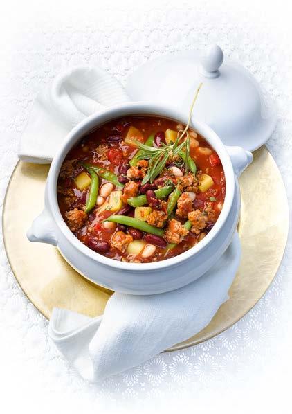 Hárombabos chilis-bab 6-8 adag 500 g burgonya 2 finomra vágott vöröshagyma 500 g darált hús 500 g megtisztított zöldbab 3 ek olaj 2 db, egyenként 400 g-os doboz vesebab, lecsöpögtetve 1 doboz