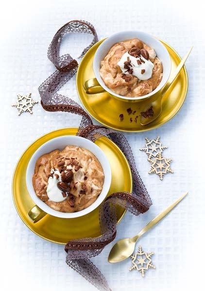 Kávé-mousse 4-6 adag Összetevők 3 átlátszó zselatinlap 250 ml tej 3 tk kávépor (Instant) 3 ek cukor 100 g reszelt mokkás csokoládé 300 ml habtejszín 1 csomag vaníliáscukor 8 10 kávészem főzőedény