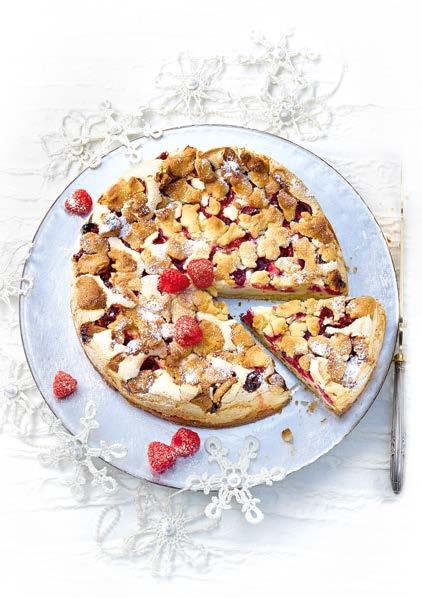 Málnás habcsóktorta 12 darab A tésztához: 250 g liszt 60 g porcukor 4 tojássárgája 150 g vaj 1 tk sütőpor A feltéthez: 300 g mélyhűtött málna 5 tojásfehérje 1½ csomag (60 g) főzéssel elkészíthető