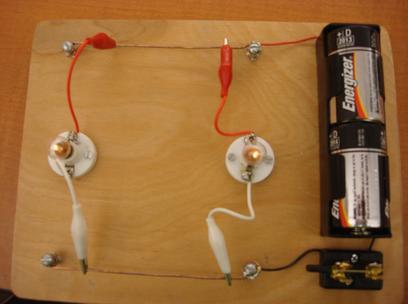 11. Soros és párhuzamos kapcsolás Egy áramforrás és két zseblámpaizzó segítségével tanulmányozza a soros, illetve a párhuzamos kapcsolás feszültség- és