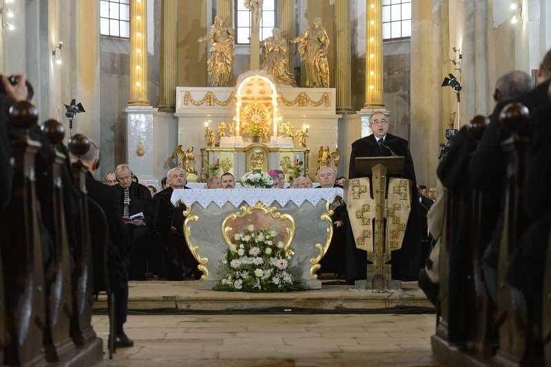 mondják: újabb fél évezredig ez legyen a követendő út, az erkölcsi paradigma? A kérdést nyitva hagyom, és Isten áldását, még inkább irgalmát kérem mindannyiunkra. És ez lenne a legfontosabb.