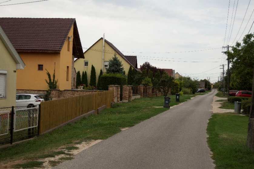 Találhatók még a belterületen hagyományos falusi háromosztatú parasztházak, ún.