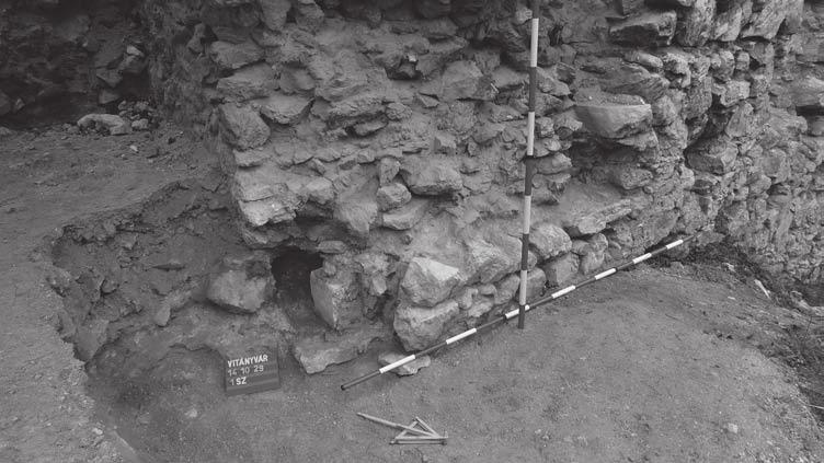 Kirándulásvezető 169 2. kép: Gerendafészek nyoma a belső várkapu küszöbszintjénél bontás közben (2014) (fotó: László János) árokban megtaláltuk a várfal külső falsíkját.