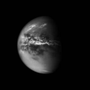 Újdonságok a Naprendszerben 199 Metánfelhõk a Titan légkörében a Cassini-ûrszonda felvételén 2010. október 18-án (NASA, JPL, SSI).