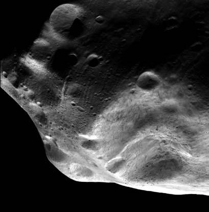 204 Meteor csillagászati évkönyv 2012 A Lutetia kisbolygó kráterezett felszíne (balra) és annak kinagyított részlete, rajta sok sziklatömbbel és barázdával (jobbra). radványai lehetnek.