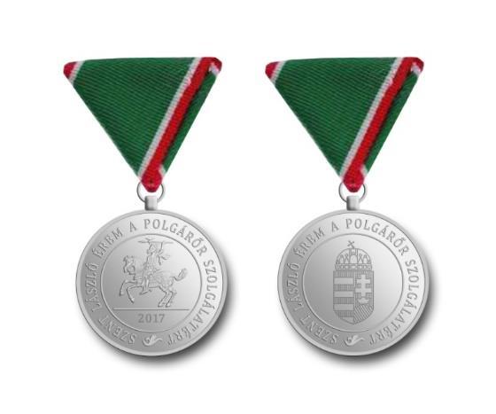 második oldalán középen Magyarország állami címere ezüstszínű, gravírozott ábrája, amely körül Szent László Érem a Polgárőr Szolgálatért domború ezüstfelirat fut; az érme egy egyenlő oldalú, 45x45