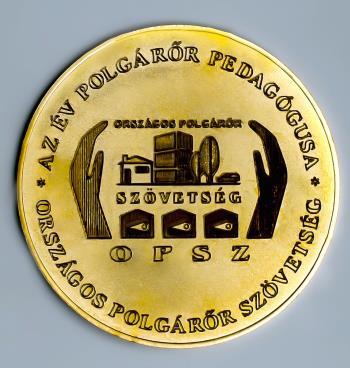 C) Az Év Balatoni Polgárőre kitüntető cím leírása: 40 mm átmérőjű, aranyszínű fémérme, rajta középen az OPSZ gravírozott logója, a logó felett a Balaton sziluettje, amelyek körül fent a Balaton