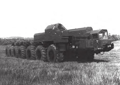 Tanulmányok 40. ábra. MAZ 7912-es önjáró alváz (1977) négyfokozatú hidro-mechanikus rendszerű volt.
