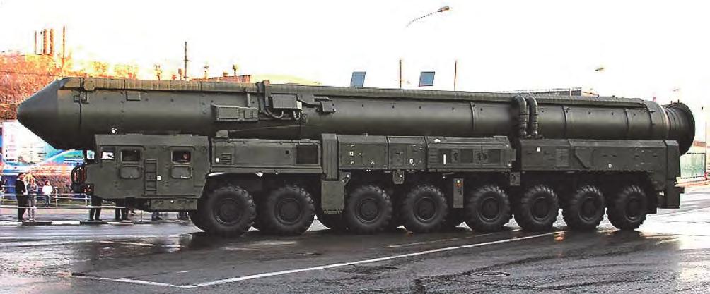 Tanulmányok 43. ábra. Az MZKT 79221-es változat az RSz 24 ICBM konténerével 44. ábra. Az MZKT 79221-es alváz a szerelőcsarnokban rakéták hordozójárműve szállítási szerződésének elnyerése volt.