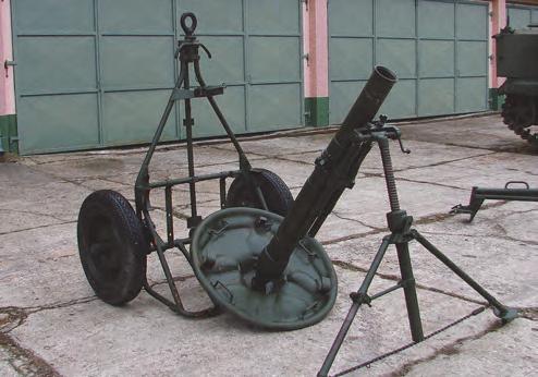 Tanulmányok 28. ábra. Az SzPG 9 állványos gránátvető, nem irányítható rakétával 29. ábra. 100 mm-es MT 12 páncéltörő ágyú (Fotók a szerző gyűjteményéből.