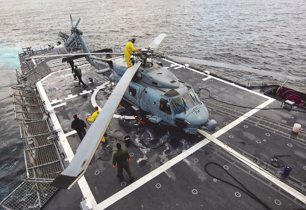 Nemzetközi haditechnikai szemle 12. ábra. SH 60B Sea Hawk sugármentesítése. A USS SHILOH (CG 67) Japán északkeleti partjainál hajózik a 2011.