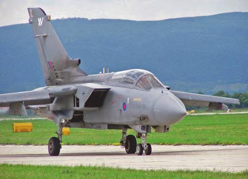 Nemzetközi haditechnikai szemle 2. ábra. A Brit Királyi Légierő ZA463 lajstromszámú Tornado Gr. 4. harci repülőgépe a 2004. évi Szlovák Nemzetközi Repülőnapon, Pozsonyban 3. ábra. A Brit Királyi Légierő Marhami Wingjének ZD895 lajtromszámú Tornado Gr.